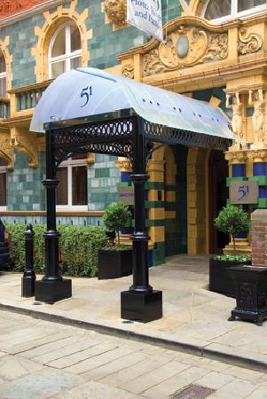 The-discreet-courtyard